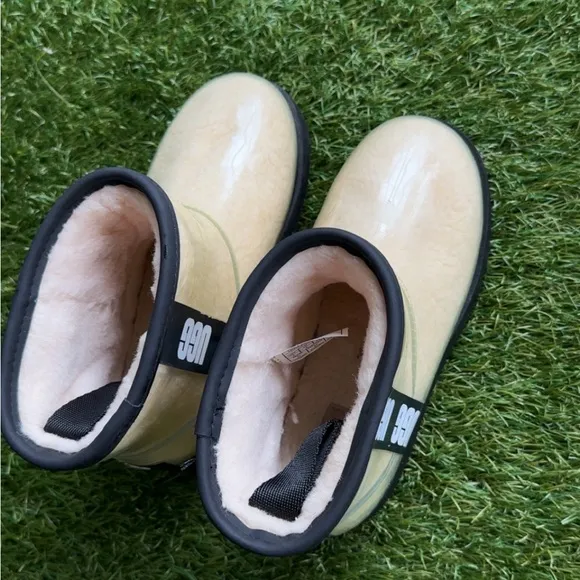 UGG classic clear mini Boots, kids sz 2