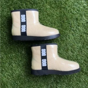 UGG classic clear mini Boots, kids sz 2