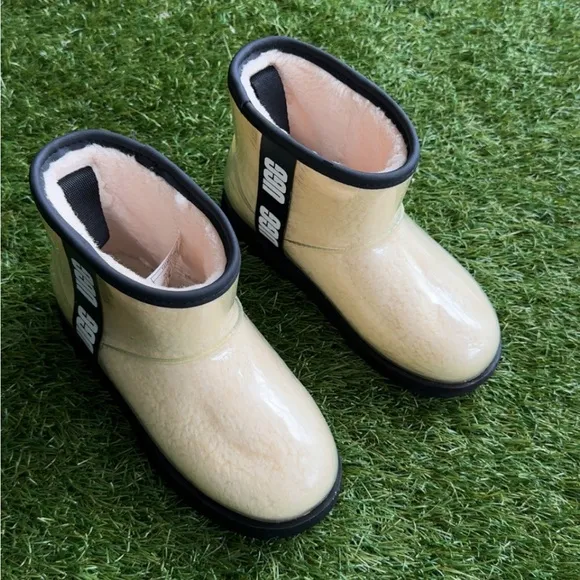 UGG classic clear mini Boots, kids sz 2
