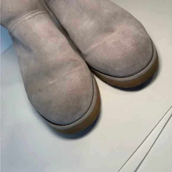 UGG CLASSIC MINI DREW SUNSHINE PERF SEAL BOW ANKLE BOOT