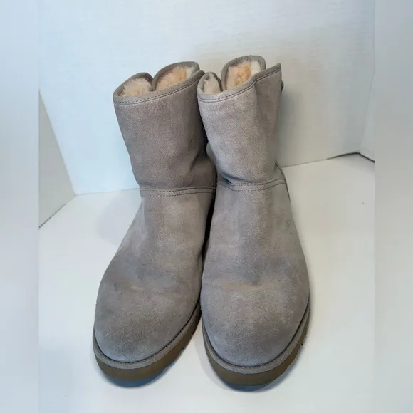 UGG CLASSIC MINI DREW SUNSHINE PERF SEAL BOW ANKLE BOOT