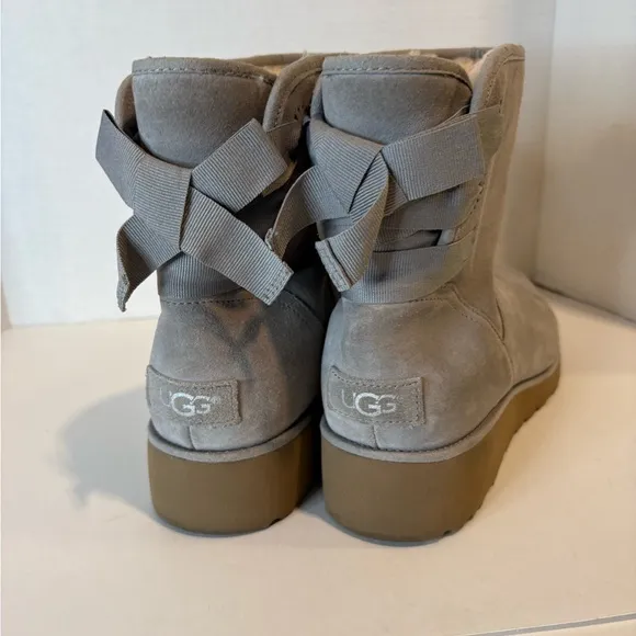 UGG CLASSIC MINI DREW SUNSHINE PERF SEAL BOW ANKLE BOOT