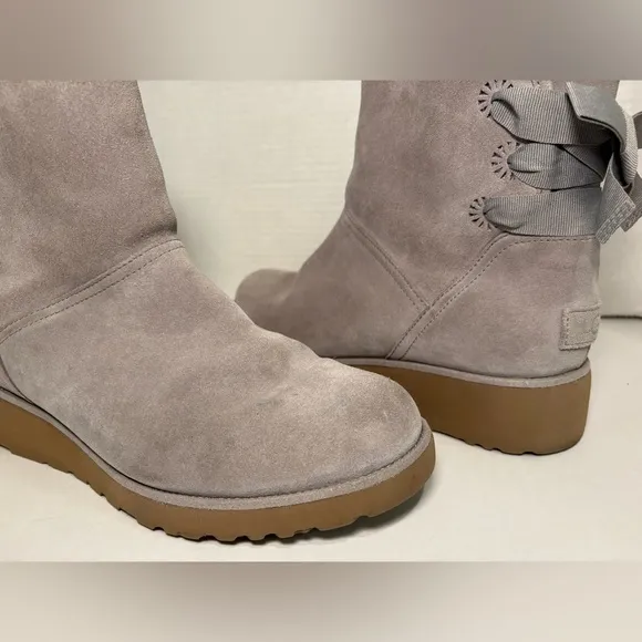 UGG CLASSIC MINI DREW SUNSHINE PERF SEAL BOW ANKLE BOOT
