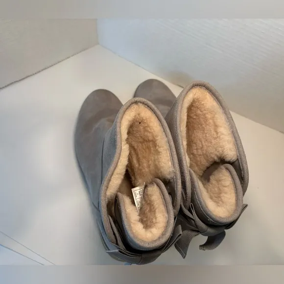 UGG CLASSIC MINI DREW SUNSHINE PERF SEAL BOW ANKLE BOOT