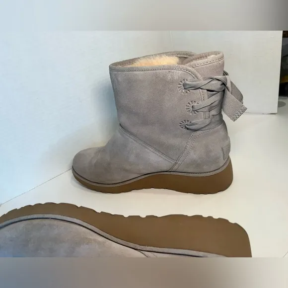UGG CLASSIC MINI DREW SUNSHINE PERF SEAL BOW ANKLE BOOT