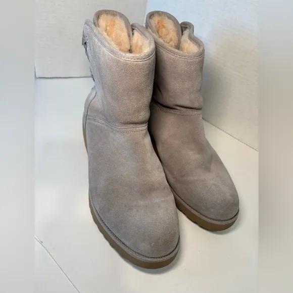 UGG CLASSIC MINI DREW SUNSHINE PERF SEAL BOW ANKLE BOOT