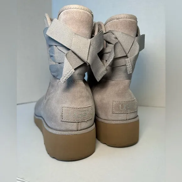UGG CLASSIC MINI DREW SUNSHINE PERF SEAL BOW ANKLE BOOT