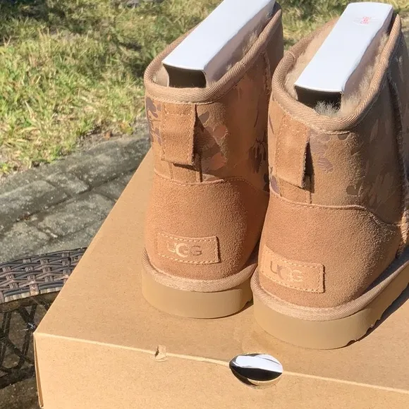 UGG CLASSIC MINI FLORAL FOIL, SIZE 10, NEW IN BOX