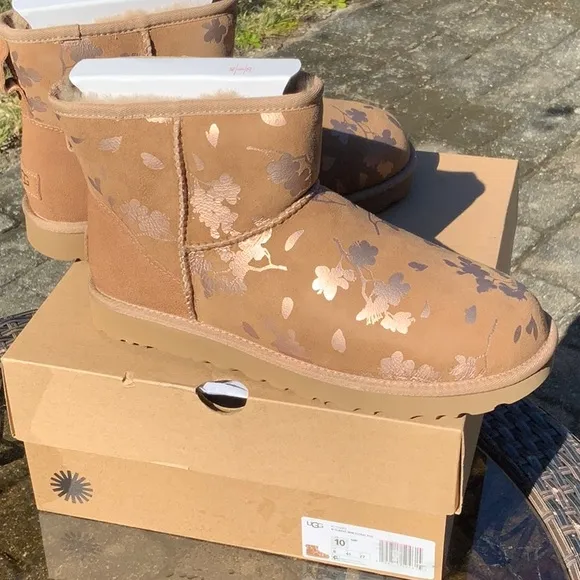 UGG CLASSIC MINI FLORAL FOIL, SIZE 10, NEW IN BOX