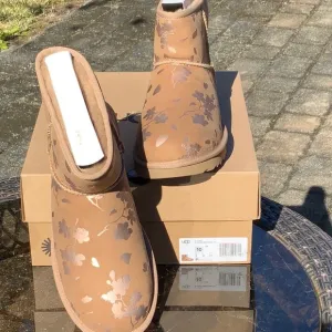 UGG CLASSIC MINI FLORAL FOIL, SIZE 10, NEW IN BOX
