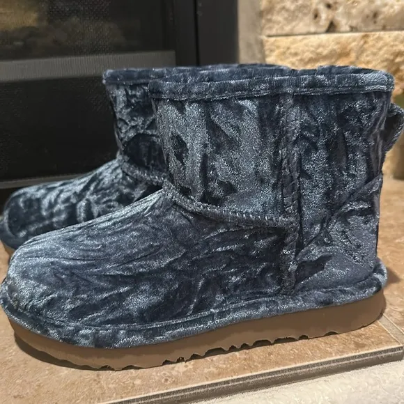 UGG Classic Mini II Crushed Velvet Boots little girl size 13