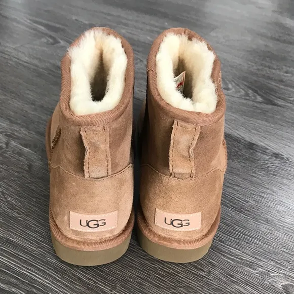 UGG CLASSIC MINI ll suede boots