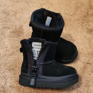 UGG Classic Mini zipper Tape Logo Boots