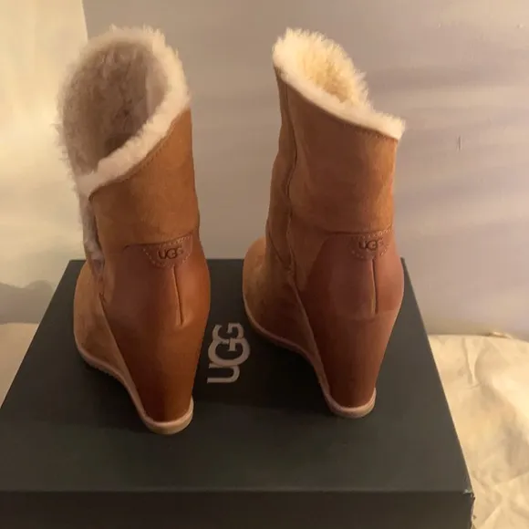 UGG Classic Mondri Cuff (Chestnut)