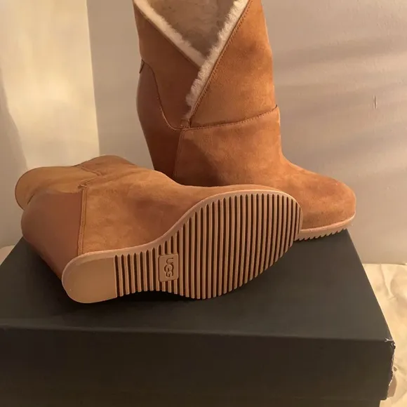 UGG Classic Mondri Cuff (Chestnut)