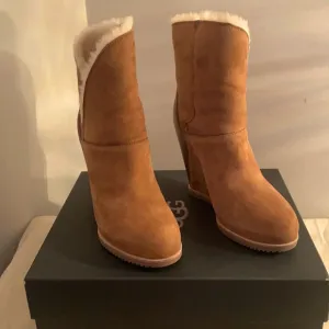 UGG Classic Mondri Cuff (Chestnut)