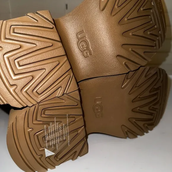 UGG Classic New Heights Chestnut Cuffable boots 9US
