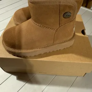 UGG Classic Short Boots in Chestnut Toddler 9