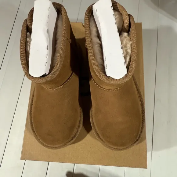 UGG Classic Short Boots in Chestnut Toddler 9
