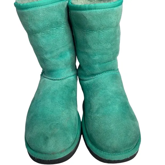 UGG CLASSIC SHORT II Green Mid-Calf Sheepskin Boots 1057780 size 7