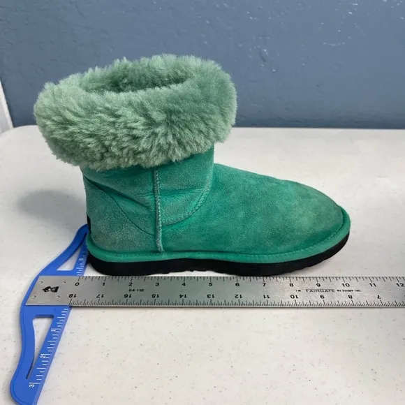 UGG CLASSIC SHORT II Green Mid-Calf Sheepskin Boots 1057780 size 7