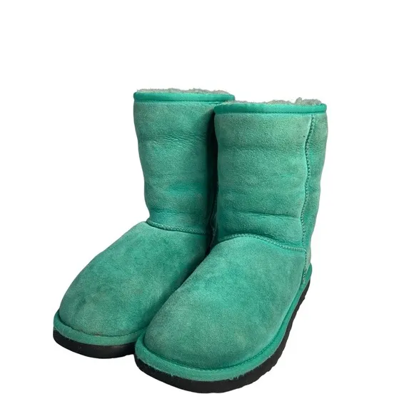 UGG CLASSIC SHORT II Green Mid-Calf Sheepskin Boots 1057780 size 7