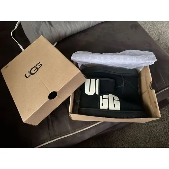 🔥UGG Classic mini Blk Logo boots-size 6
