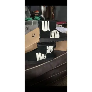 🔥UGG Classic mini Blk Logo boots-size 6