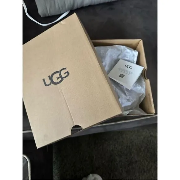 🔥UGG Classic mini Blk Logo boots-size 6