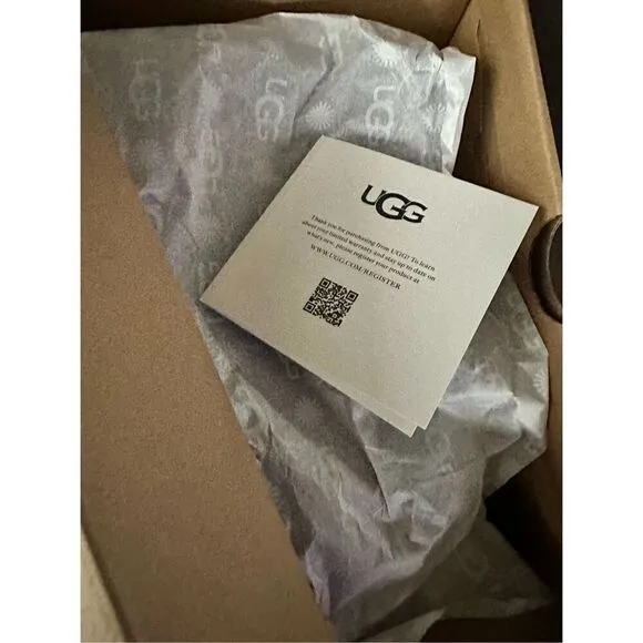 🔥UGG Classic mini Blk Logo boots-size 6