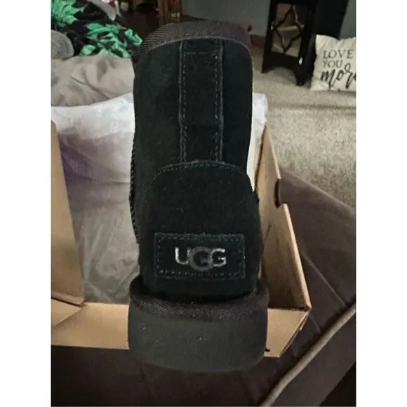 🔥UGG Classic mini Blk Logo boots-size 6