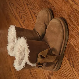 UGG Daelyn boots