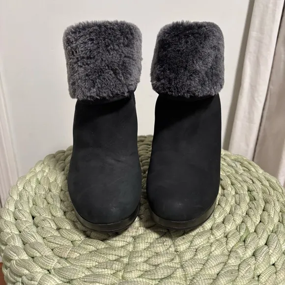 UGG Dandylion Black Nubuck Gray Shearling Cuff Slip On Heel Ankle Booties