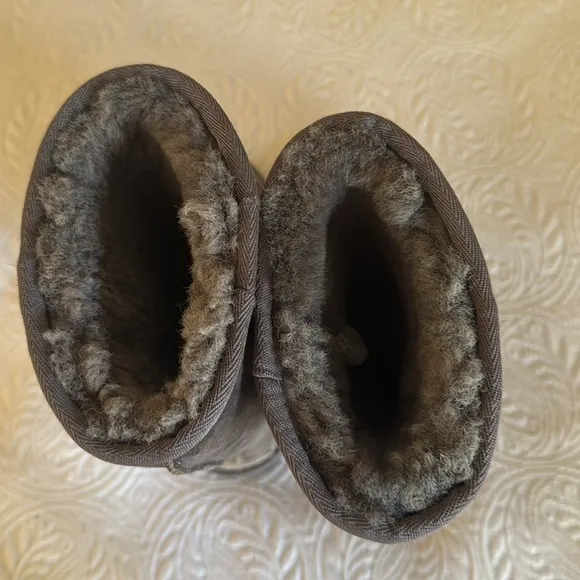 UGG Gray Suede kids Boots, size 13