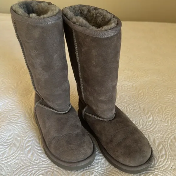UGG Gray Suede kids Boots, size 13