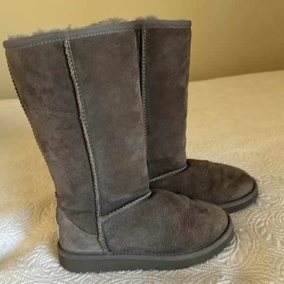 UGG Gray Suede kids Boots, size 13