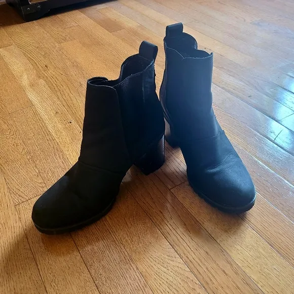 UGG Hazel black leather Chelsea ankle boots water resistant women's size…