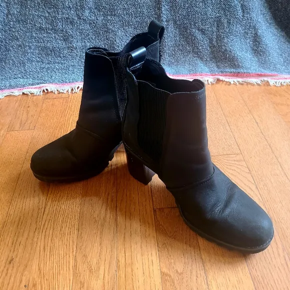 UGG Hazel black leather Chelsea ankle boots water resistant women's size…
