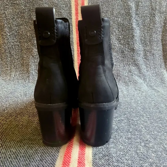 UGG Hazel black leather Chelsea ankle boots water resistant women's size…