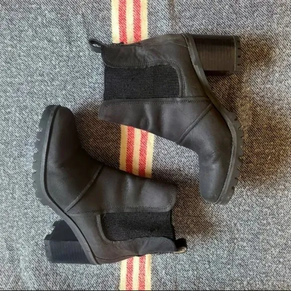 UGG Hazel black leather Chelsea ankle boots water resistant women's size…