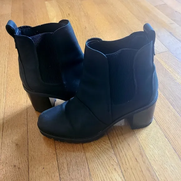 UGG Hazel black leather Chelsea ankle boots water resistant women's size…