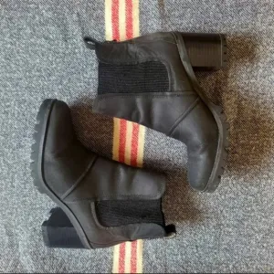 UGG Hazel black leather Chelsea ankle boots water resistant women's size…