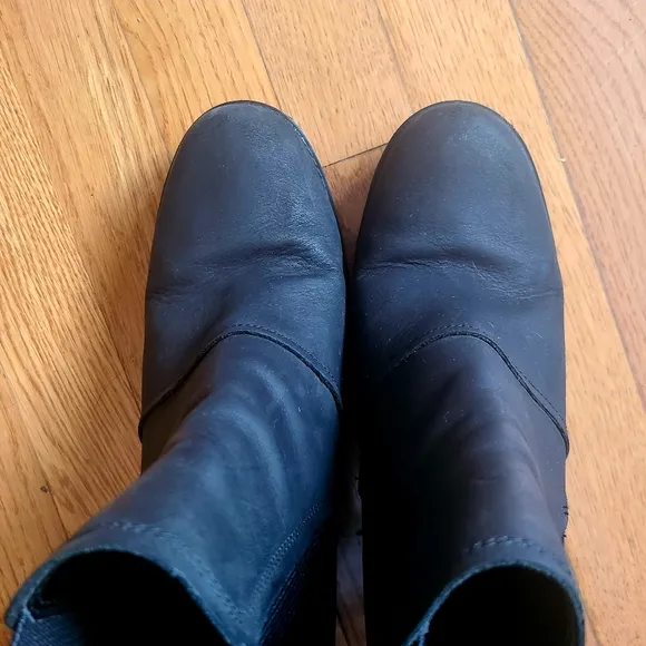 UGG Hazel black leather Chelsea ankle boots water resistant women's size…