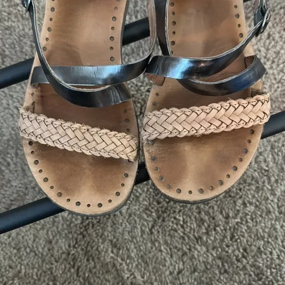 UGG Jordyne Braid Flat Brown Sandal size 7