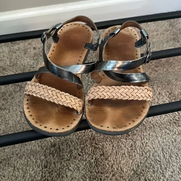 UGG Jordyne Braid Flat Brown Sandal size 7