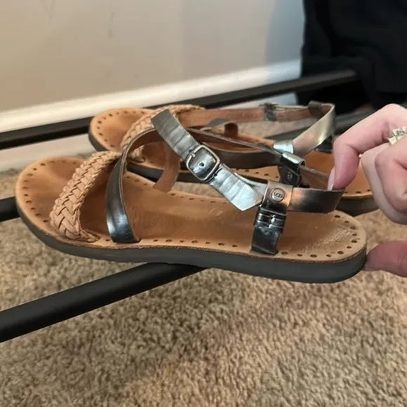 UGG Jordyne Braid Flat Brown Sandal size 7