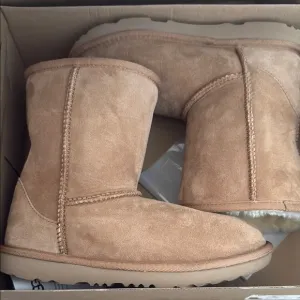 UGG Kids Classic II Boots in Chestnut