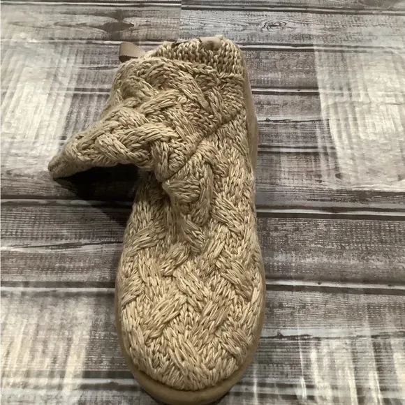UGG - Knit Boots With Ribbon In Back Light brown sz 7