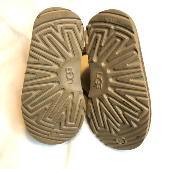UGG Neumal kids chestnut , fur lined winter 🥶 chukka boots