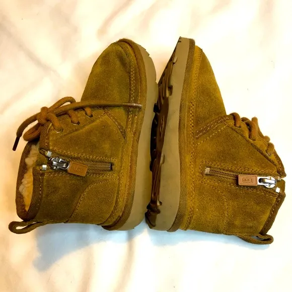 UGG Neumal kids chestnut , fur lined winter 🥶 chukka boots